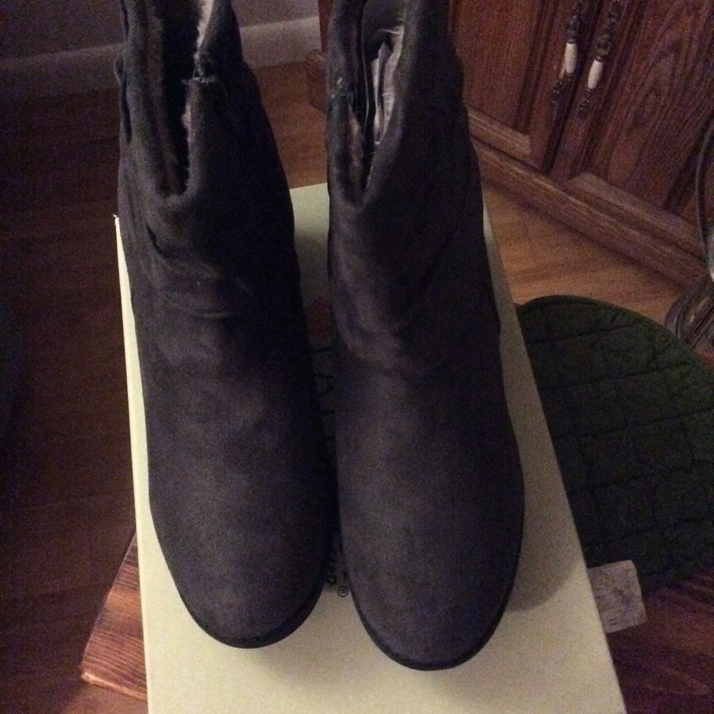 Super Cute Ankle boots Suede NIB